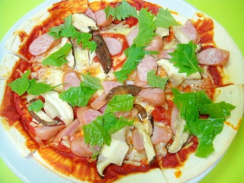 市販のピザをアレンジ☆椎茸とウインナー大葉のピザ